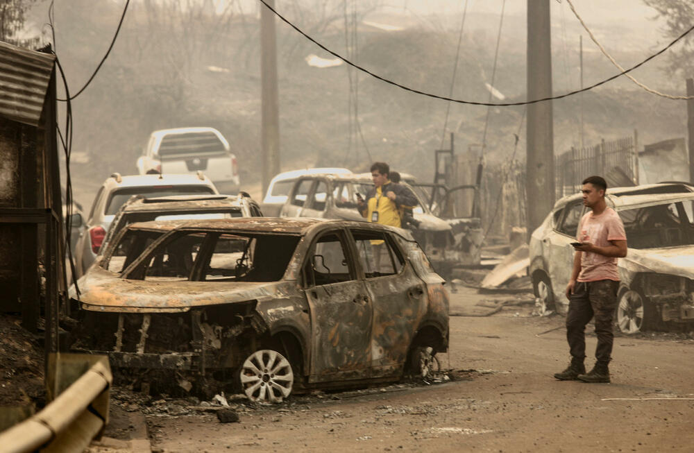 <p>Na konferenciji za novinare u teško pogođenom gradu Konsepsion u regiji Biobio, predsjednik Čile Gabrijel Borić je izrazio podršku i saučešće zbog žrtava, i upozorio da se očekuje da se broj nastradalih i uništenih domova poveća</p>