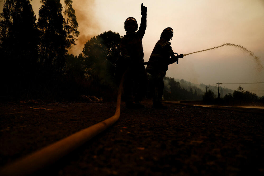 <p>Na konferenciji za novinare u teško pogođenom gradu Konsepsion u regiji Biobio, predsjednik Čile Gabrijel Borić je izrazio podršku i saučešće zbog žrtava, i upozorio da se očekuje da se broj nastradalih i uništenih domova poveća</p>