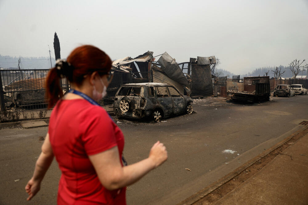 <p>Na konferenciji za novinare u teško pogođenom gradu Konsepsion u regiji Biobio, predsjednik Čile Gabrijel Borić je izrazio podršku i saučešće zbog žrtava, i upozorio da se očekuje da se broj nastradalih i uništenih domova poveća</p>