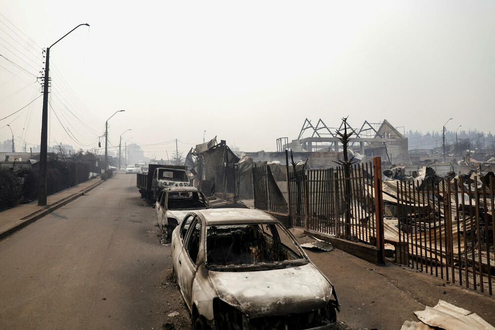<p>Na konferenciji za novinare u teško pogođenom gradu Konsepsion u regiji Biobio, predsjednik Čile Gabrijel Borić je izrazio podršku i saučešće zbog žrtava, i upozorio da se očekuje da se broj nastradalih i uništenih domova poveća</p>