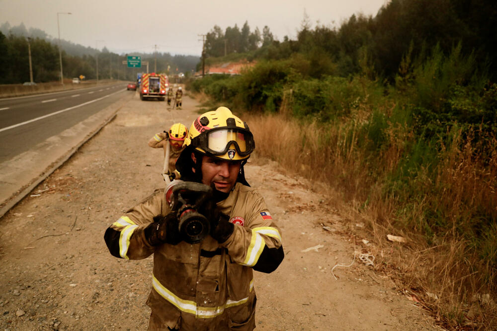 <p>Na konferenciji za novinare u teško pogođenom gradu Konsepsion u regiji Biobio, predsjednik Čile Gabrijel Borić je izrazio podršku i saučešće zbog žrtava, i upozorio da se očekuje da se broj nastradalih i uništenih domova poveća</p>