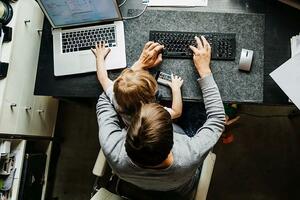 Pod stresom ste zbog roditeljstva? Evolucija može da objasni zbog...