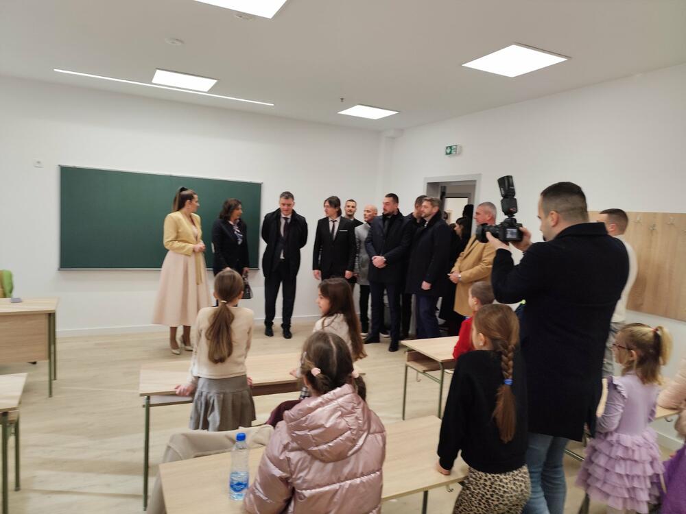 <p>ZA VELIKI JUBILEJ KRTOLI DOBILI NOVU ŠKOLU OD PET MILIONA EURA</p>  <p>Novi i moderno opremljeni objekat korisne površine nešto preko 3.100 kvadratnih metara sadrži sve neophodne prostorne i tehničke uslove za rad devetogodišnje osnovne škole</p>