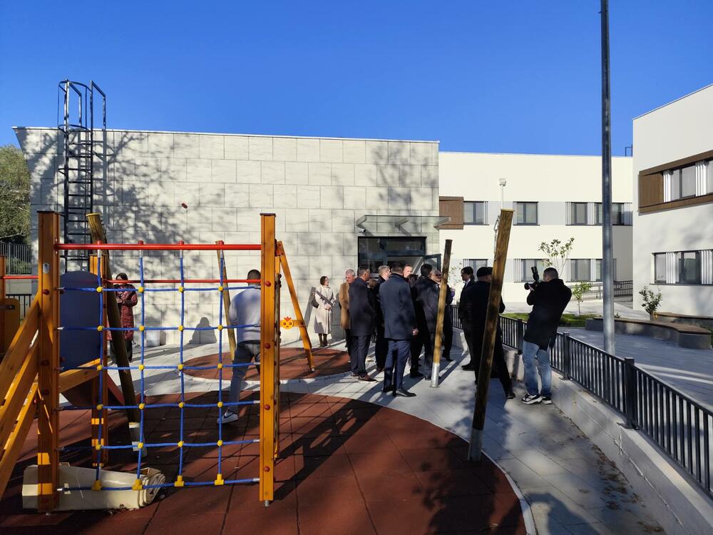 <p>ZA VELIKI JUBILEJ KRTOLI DOBILI NOVU ŠKOLU OD PET MILIONA EURA</p>  <p>Novi i moderno opremljeni objekat korisne površine nešto preko 3.100 kvadratnih metara sadrži sve neophodne prostorne i tehničke uslove za rad devetogodišnje osnovne škole</p>