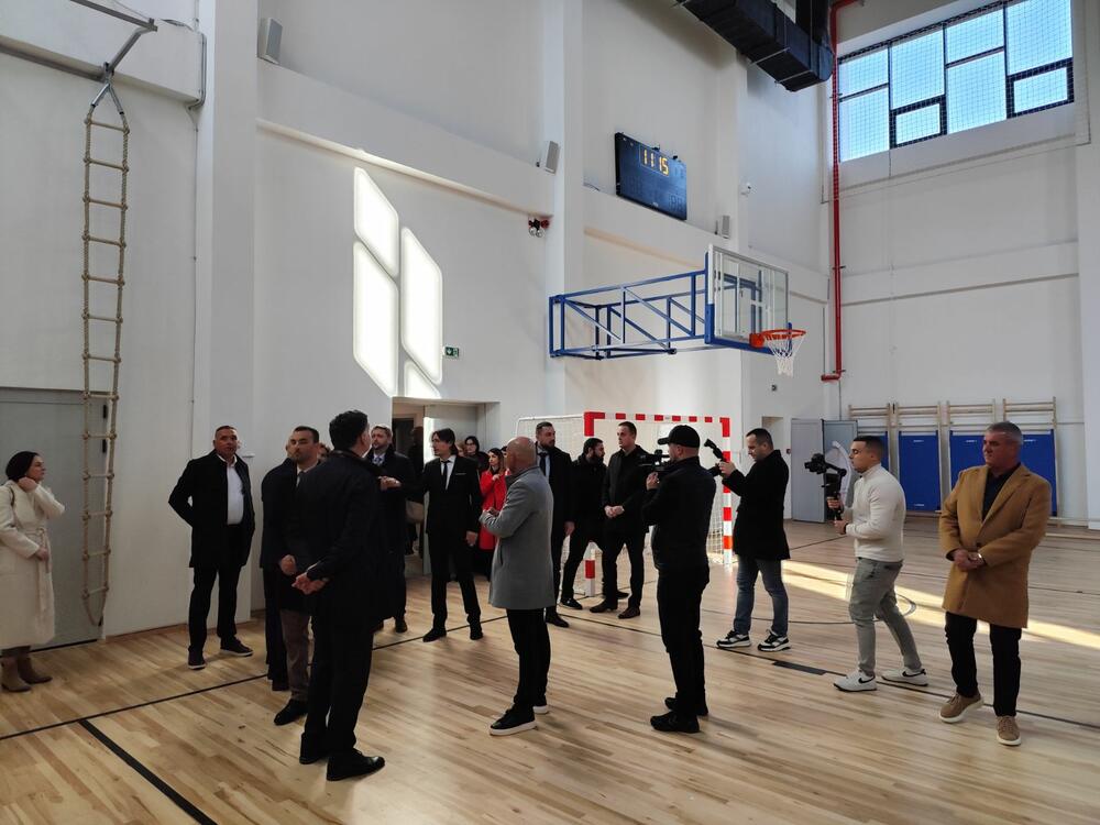 <p>ZA VELIKI JUBILEJ KRTOLI DOBILI NOVU ŠKOLU OD PET MILIONA EURA</p>  <p>Novi i moderno opremljeni objekat korisne površine nešto preko 3.100 kvadratnih metara sadrži sve neophodne prostorne i tehničke uslove za rad devetogodišnje osnovne škole</p>