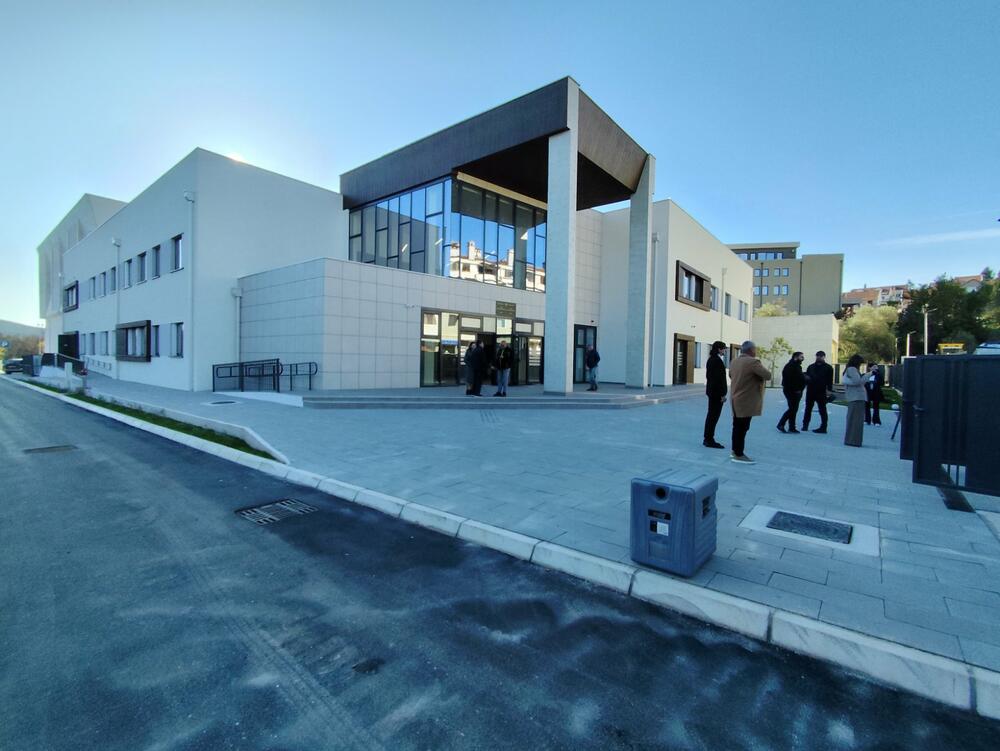 <p>ZA VELIKI JUBILEJ KRTOLI DOBILI NOVU ŠKOLU OD PET MILIONA EURA</p>  <p>Novi i moderno opremljeni objekat korisne površine nešto preko 3.100 kvadratnih metara sadrži sve neophodne prostorne i tehničke uslove za rad devetogodišnje osnovne škole</p>