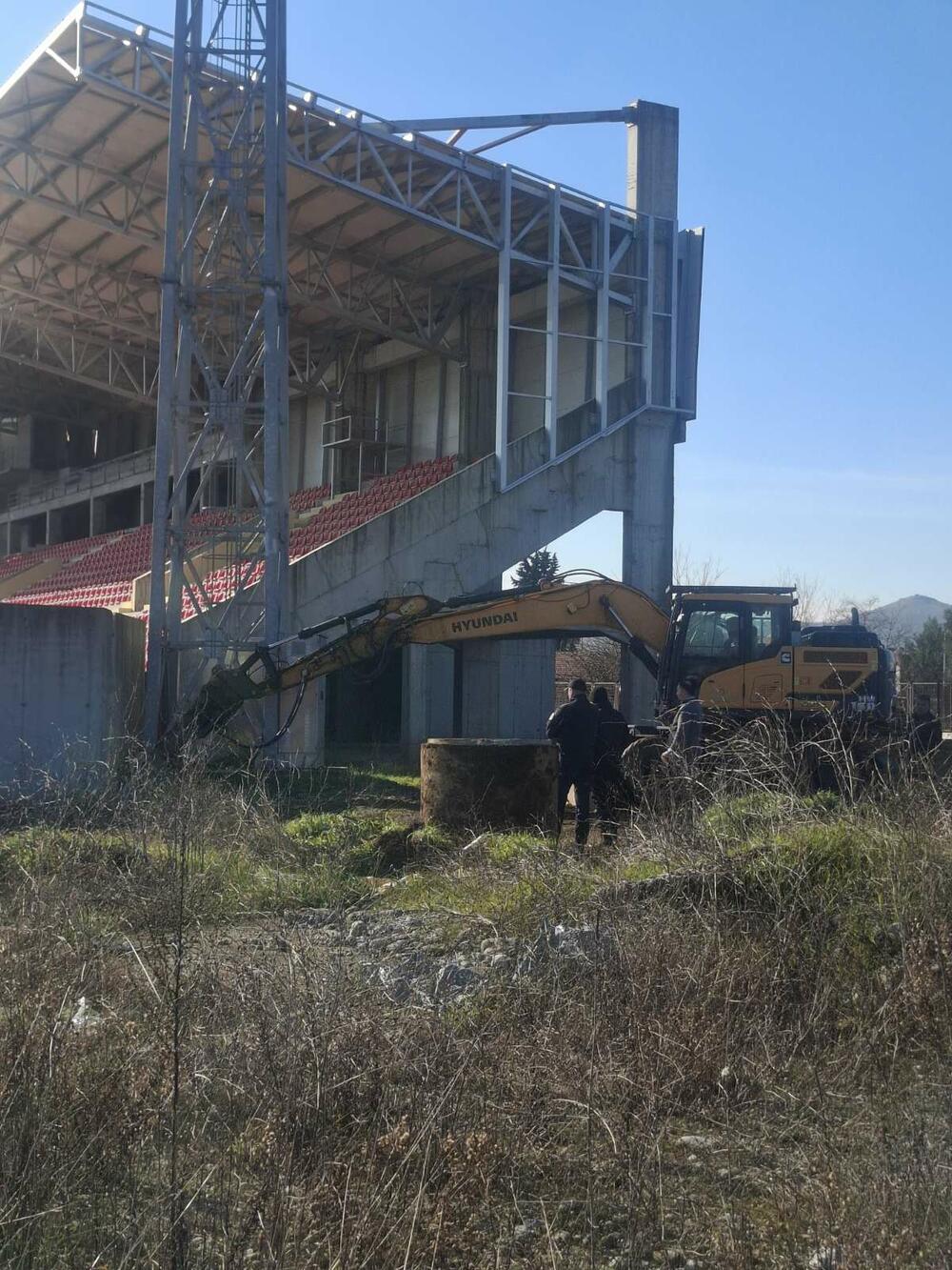 <p>Okupljeni, međutim, neće praviti veće probleme ukoliko mirni protest ne zaustavi rušenje, kazao je u Bojama jutra na Televiziji Vijesti, direktor Fudbalskog kluba Podgorica Mirko Uskoković</p>