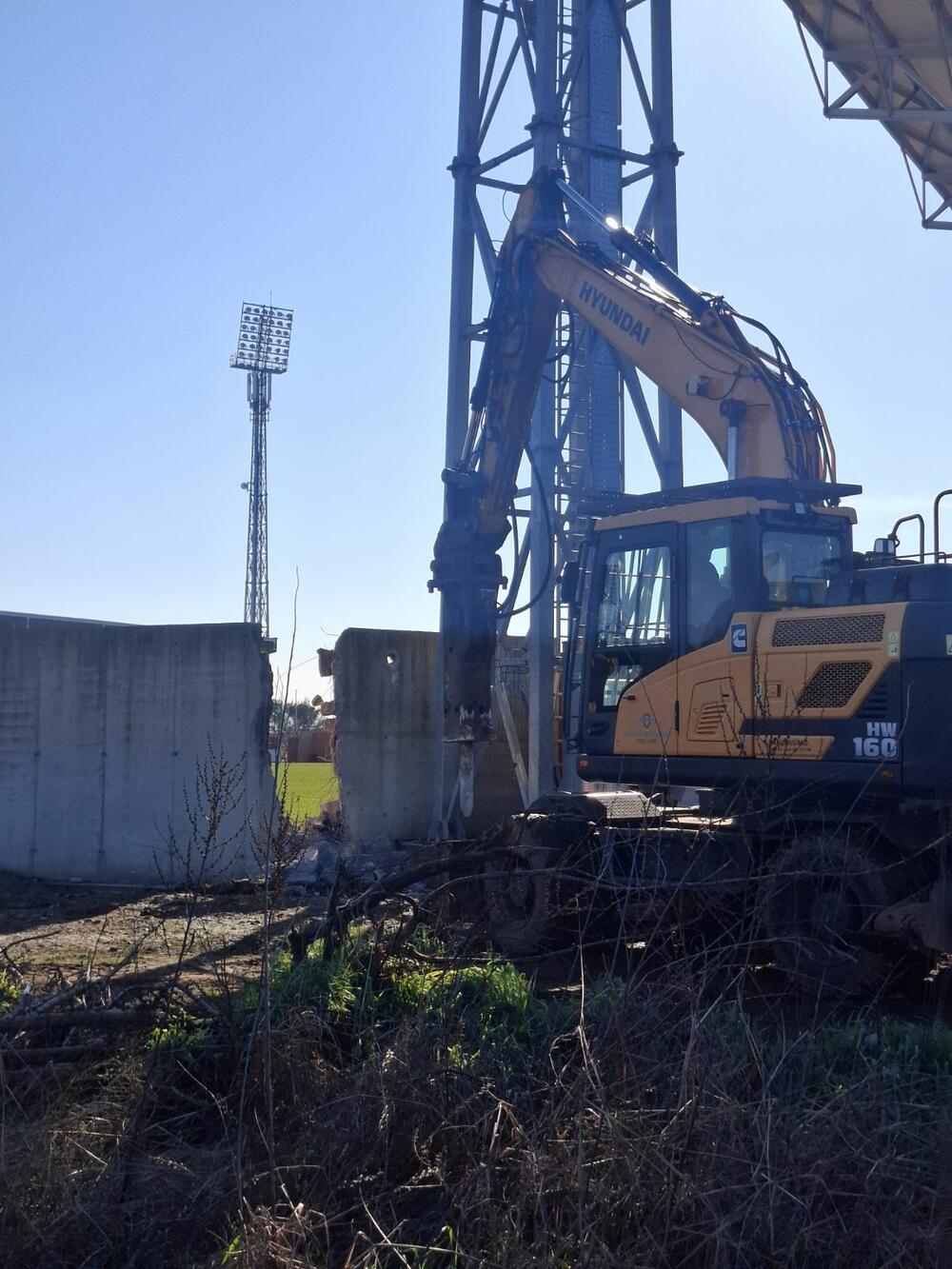<p>Okupljeni, međutim, neće praviti veće probleme ukoliko mirni protest ne zaustavi rušenje, kazao je u Bojama jutra na Televiziji Vijesti, direktor Fudbalskog kluba Podgorica Mirko Uskoković</p>