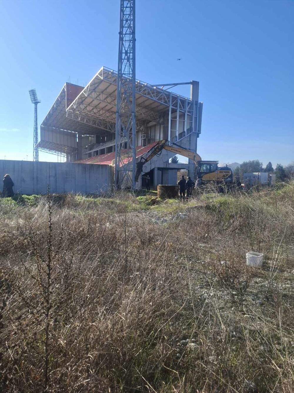 <p>Okupljeni, međutim, neće praviti veće probleme ukoliko mirni protest ne zaustavi rušenje, kazao je u Bojama jutra na Televiziji Vijesti, direktor Fudbalskog kluba Podgorica Mirko Uskoković</p>