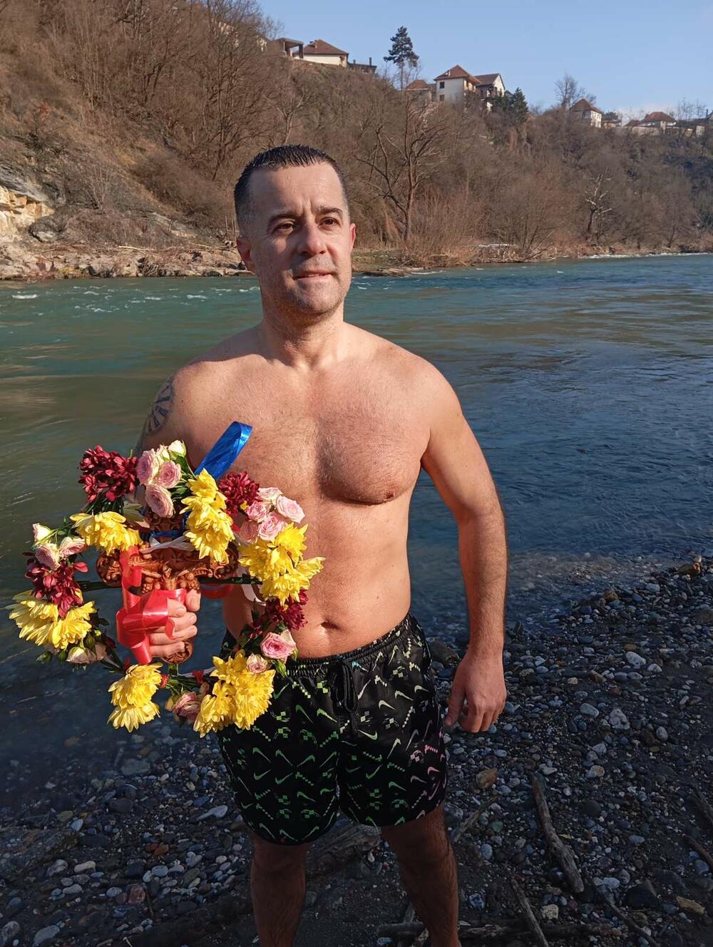 <p>Prije plivanja u kojem je učestvovalo 50 Bjelopoljaca, vode Lima na plaži Sinjavac osveštao je protojerej stavrofor Darko Pejić</p>