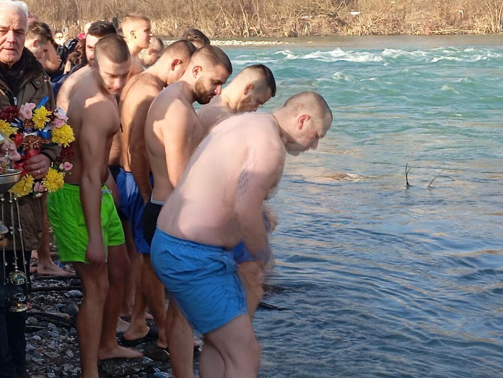 <p>Prije plivanja u kojem je učestvovalo 50 Bjelopoljaca, vode Lima na plaži Sinjavac osveštao je protojerej stavrofor Darko Pejić</p>