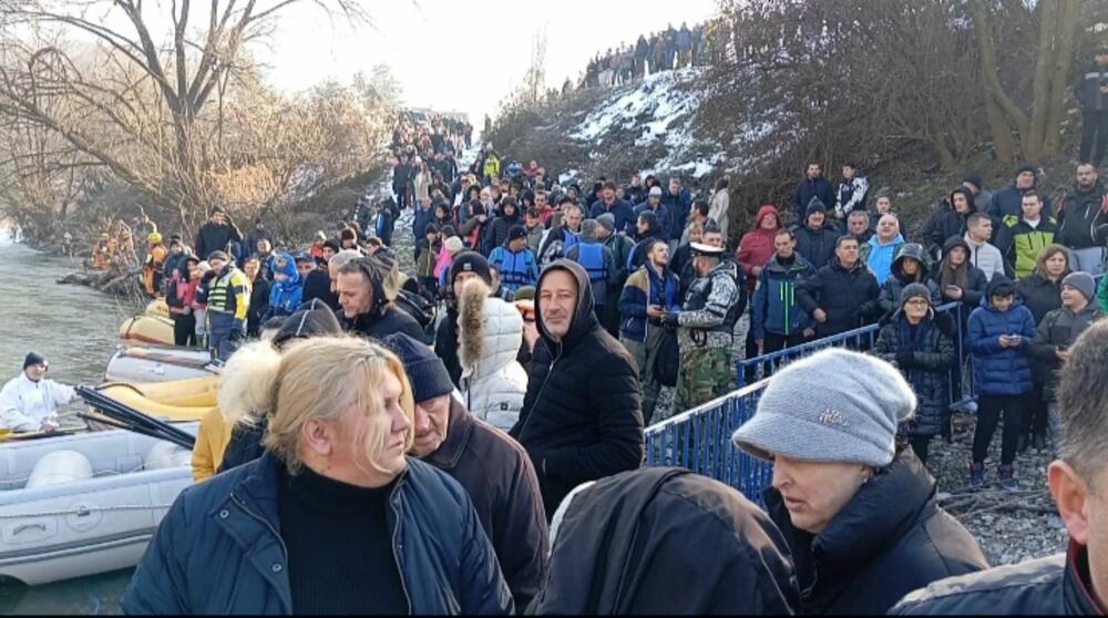 <p>Prije plivanja u kojem je učestvovalo 50 Bjelopoljaca, vode Lima na plaži Sinjavac osveštao je protojerej stavrofor Darko Pejić</p>