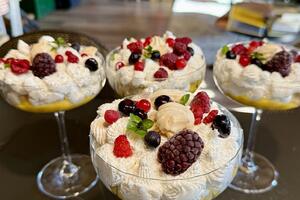 Kako iznenaditi prijatelje poklonom od srca: Pavlova u čašama od...