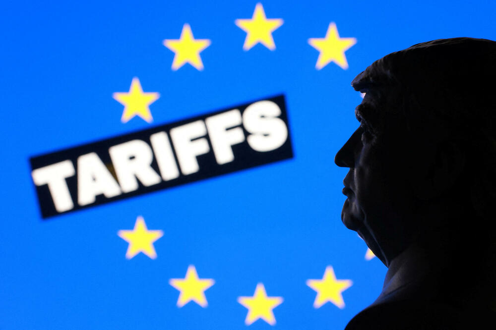 3D-štampani minijaturni model predsjednika Sjedinjenih Američkih Država Donalda Trampa, zastava EU i riječ "carine" (Ilustracija), Foto: Reuters