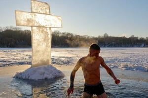 Bogojavljenje i plivanje za krst u Srbiji, Crnoj Gori, Rusiji,...