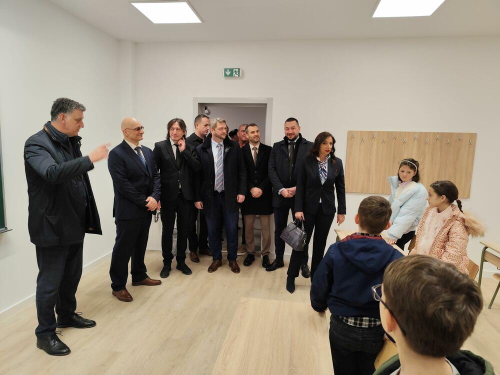 <p>Novi i moderno opremljeni objekat korisne površine nešto preko 3.100 kvadratnih metara sadrži sve neophodne prostorne i tehničke uslove za rad devetogodišnje osnovne škole</p>