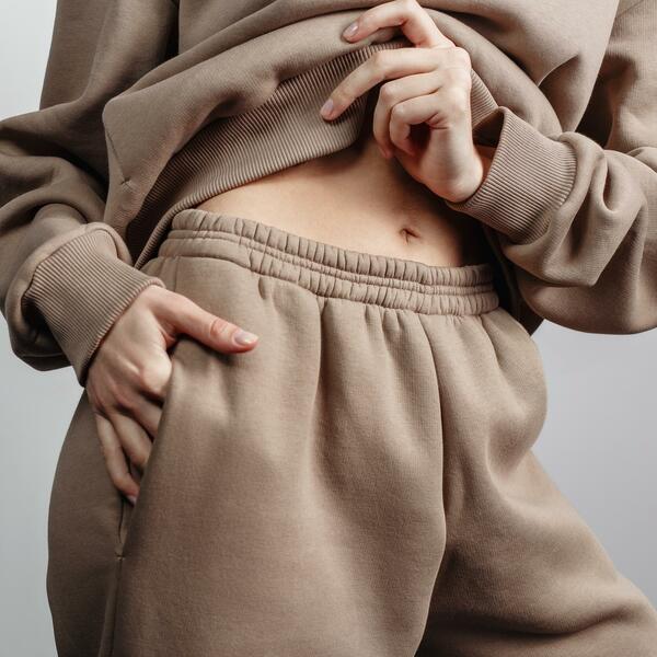 Trenerke više nisu samo za teretanu: kako nositi ovaj trend u 2026.