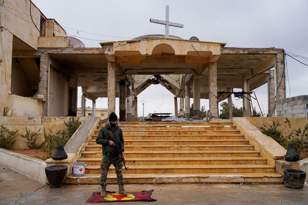 Pripadnik sirijske vojske stoji pored zgrade za koju tvrde da je pripadala SDF-u, u gradu Tabki, Foto: Reuters