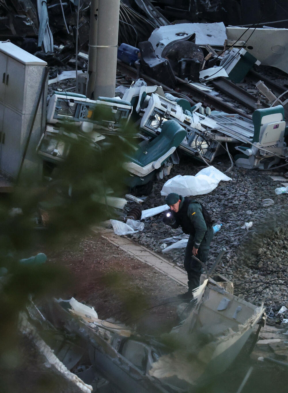 <p>Mediji su ranije prenijeli da su stručnjaci na mjestu nesreće otkrili polomljenu i istrošenu spojnicu na šinama, poznatu kao spojna ploča, koja je već neko vrijeme bila oštećena</p>