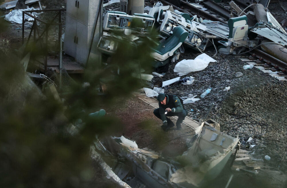 <p>Mediji su ranije prenijeli da su stručnjaci na mjestu nesreće otkrili polomljenu i istrošenu spojnicu na šinama, poznatu kao spojna ploča, koja je već neko vrijeme bila oštećena</p>