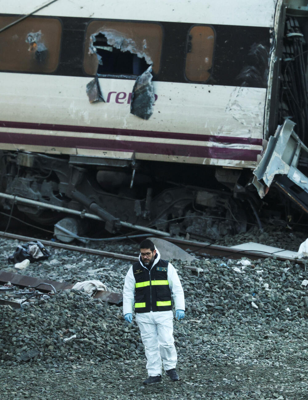 <p>Mediji su ranije prenijeli da su stručnjaci na mjestu nesreće otkrili polomljenu i istrošenu spojnicu na šinama, poznatu kao spojna ploča, koja je već neko vrijeme bila oštećena</p>