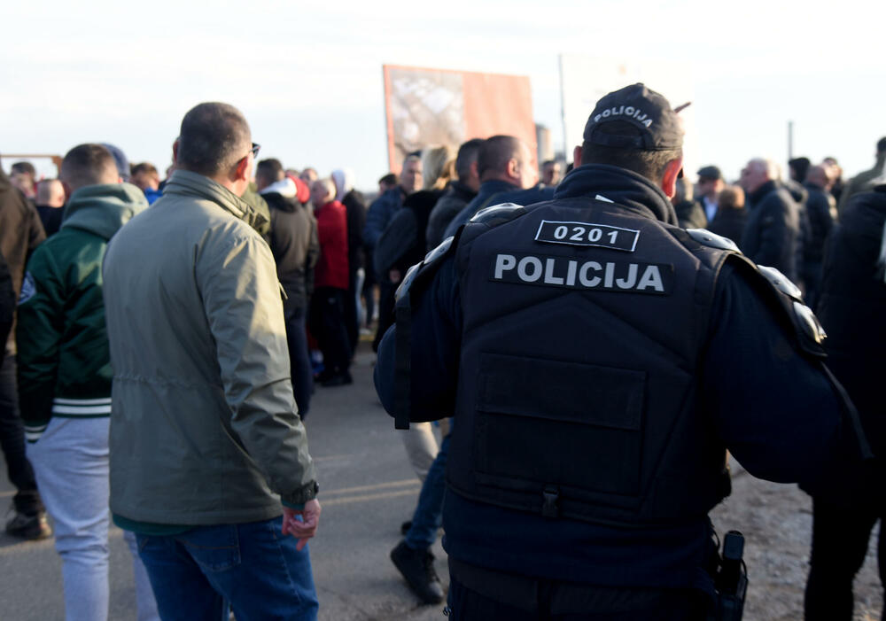 <p>"Najavljivali su nemire, ali ih neće biti. Ipak, ljudi su umorni, ima onih koji već dva mjeseca svakodnevno dolaze ovdje i jasno je da je nezadovoljstvo veliko", kazao je Terzić</p>