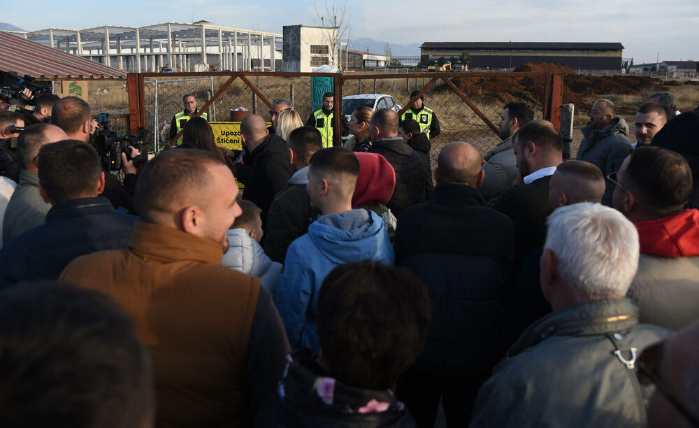 <p>"Najavljivali su nemire, ali ih neće biti. Ipak, ljudi su umorni, ima onih koji već dva mjeseca svakodnevno dolaze ovdje i jasno je da je nezadovoljstvo veliko", kazao je Terzić</p>
