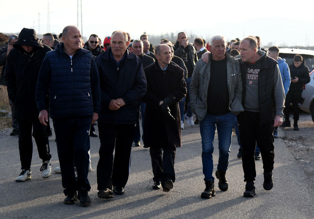<p>"Najavljivali su nemire, ali ih neće biti. Ipak, ljudi su umorni, ima onih koji već dva mjeseca svakodnevno dolaze ovdje i jasno je da je nezadovoljstvo veliko", kazao je Terzić</p>