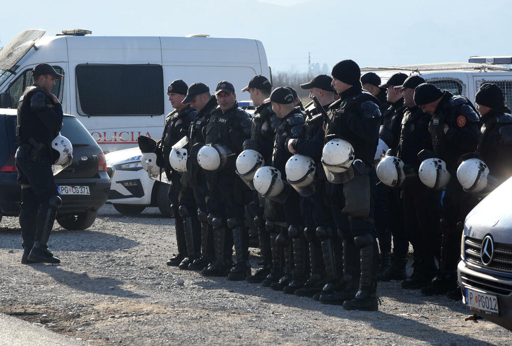 <p>"Najavljivali su nemire, ali ih neće biti. Ipak, ljudi su umorni, ima onih koji već dva mjeseca svakodnevno dolaze ovdje i jasno je da je nezadovoljstvo veliko", kazao je Terzić</p>