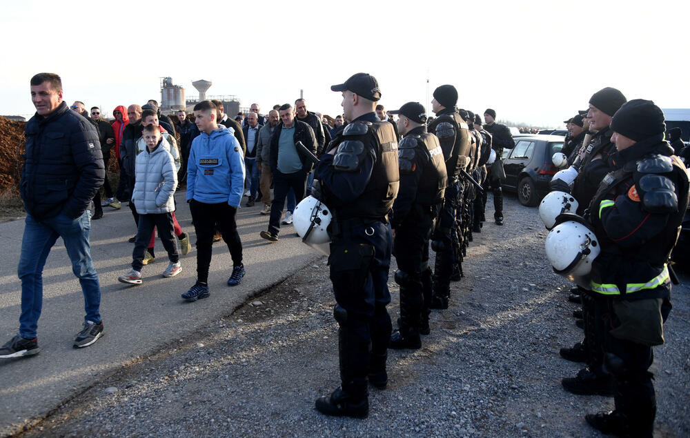 <p>"Najavljivali su nemire, ali ih neće biti. Ipak, ljudi su umorni, ima onih koji već dva mjeseca svakodnevno dolaze ovdje i jasno je da je nezadovoljstvo veliko", kazao je Terzić</p>