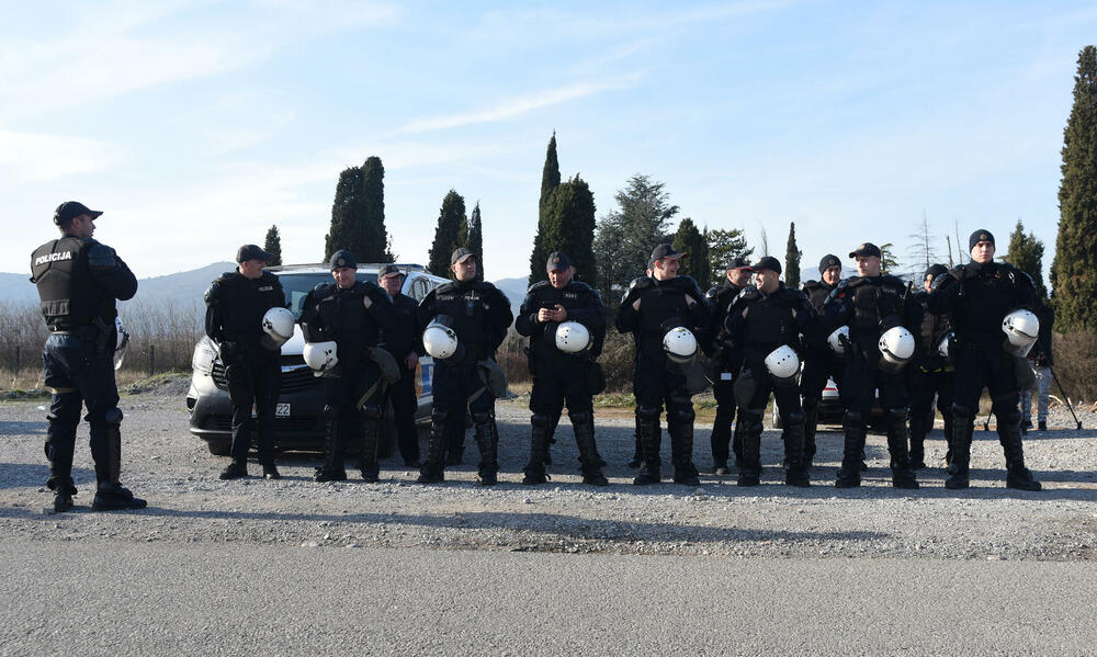 <p>"Najavljivali su nemire, ali ih neće biti. Ipak, ljudi su umorni, ima onih koji već dva mjeseca svakodnevno dolaze ovdje i jasno je da je nezadovoljstvo veliko", kazao je Terzić</p>