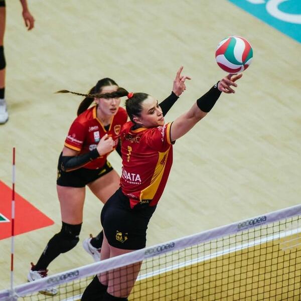 Волейбольный обзор: Николета и Даниела играют на равных, Симона снова...