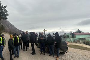 Herceg Novi: Preduzeću Čistoća mještani Ubala blokirali put ka...