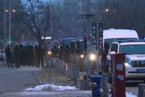 Studenti blokirali fakultet u Novom Sadu zbog otkaza profesorici,...