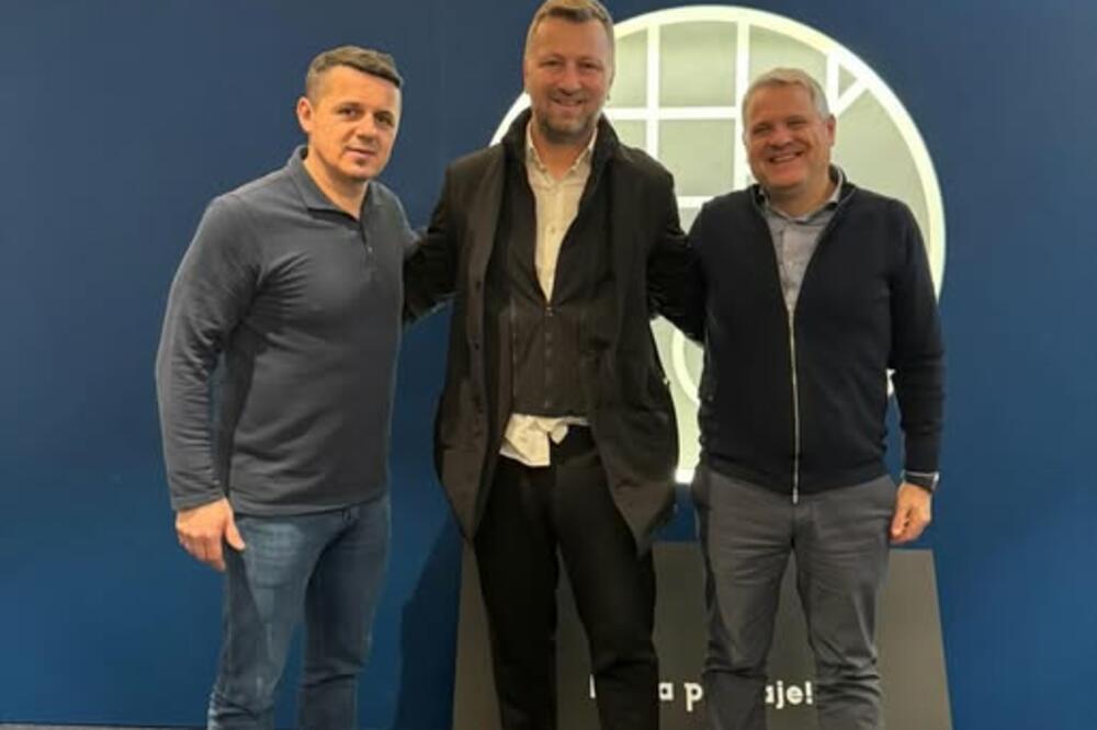 Jasavić u društvu sportskih funkcionera "modrih", Foto: FK Stari aerodrom