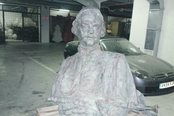 Don Krsto mora stajati na trgu: Glamočak razmišlja da bistu...