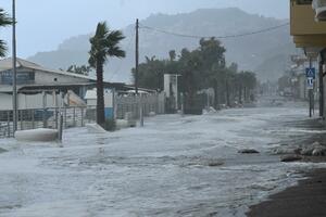 Moćna oluja 'Hari' zahvatila Siciliju: Talasi kao cunami, nosili...