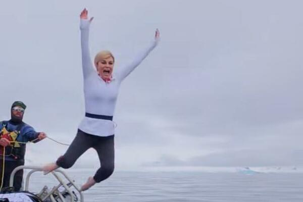 ВІДЕО Колінда Грабар-Кітарович стрибає в крижане море в Антарктиді