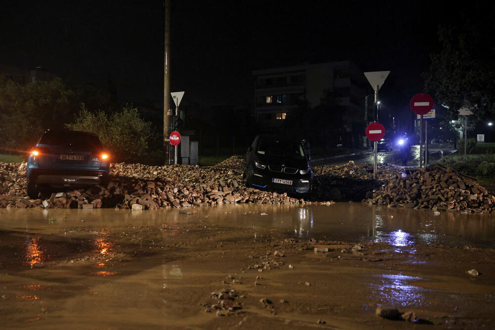 <p>Vatrogasna služba primila je stotine poziva da ispumpa vodu iz poplavljenih objekata u Atini. Očekivalo se da će se nevrijeme danas premjestiti na istočni dio zemlje</p>