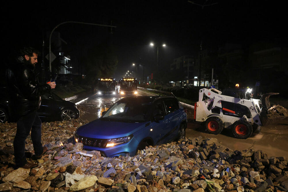 <p>Vatrogasna služba primila je stotine poziva da ispumpa vodu iz poplavljenih objekata u Atini. Očekivalo se da će se nevrijeme danas premjestiti na istočni dio zemlje</p>