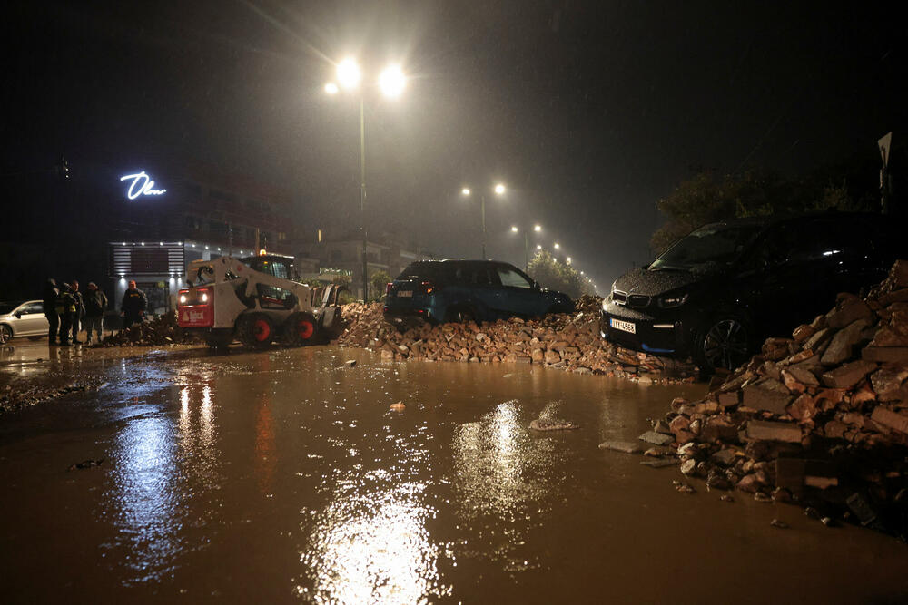 <p>Vatrogasna služba primila je stotine poziva da ispumpa vodu iz poplavljenih objekata u Atini. Očekivalo se da će se nevrijeme danas premjestiti na istočni dio zemlje</p>
