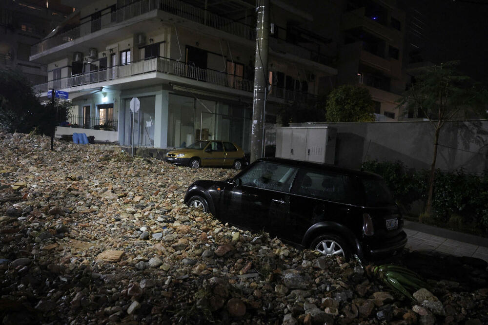 <p>Vatrogasna služba primila je stotine poziva da ispumpa vodu iz poplavljenih objekata u Atini. Očekivalo se da će se nevrijeme danas premjestiti na istočni dio zemlje</p>