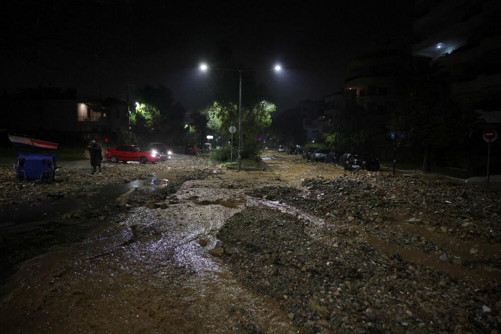 <p>Vatrogasna služba primila je stotine poziva da ispumpa vodu iz poplavljenih objekata u Atini. Očekivalo se da će se nevrijeme danas premjestiti na istočni dio zemlje</p>