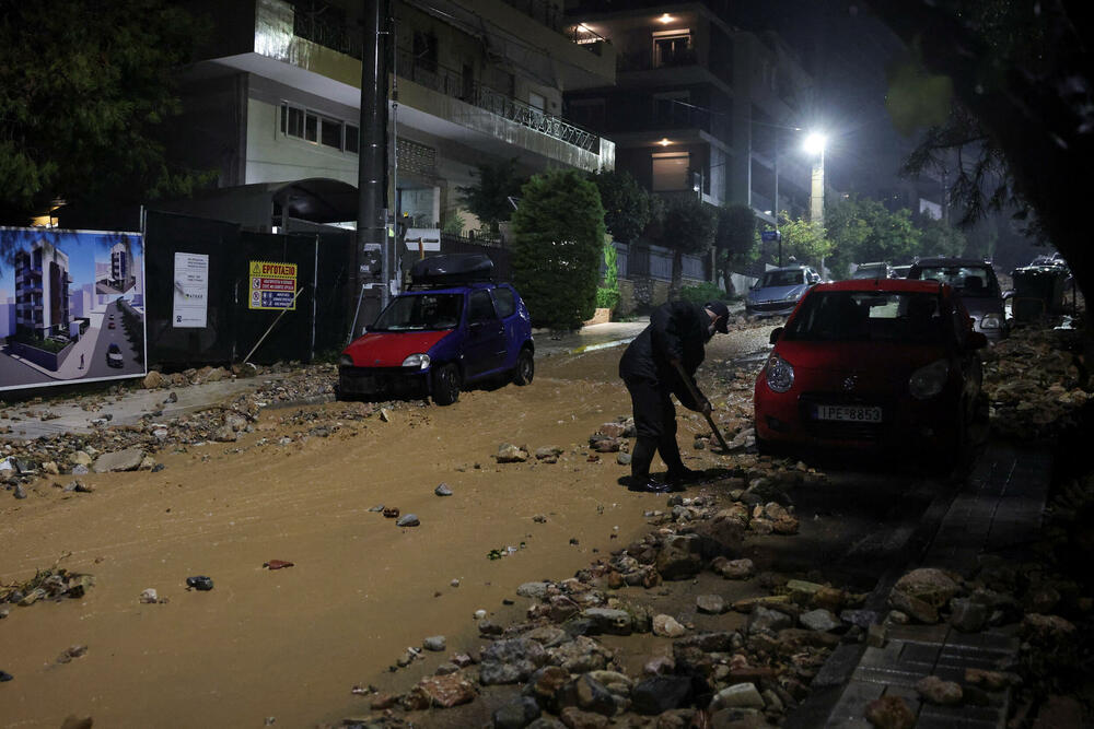 <p>Vatrogasna služba primila je stotine poziva da ispumpa vodu iz poplavljenih objekata u Atini. Očekivalo se da će se nevrijeme danas premjestiti na istočni dio zemlje</p>