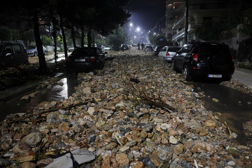 <p>Vatrogasna služba primila je stotine poziva da ispumpa vodu iz poplavljenih objekata u Atini. Očekivalo se da će se nevrijeme danas premjestiti na istočni dio zemlje</p>