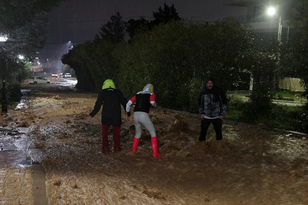 <p>Vatrogasna služba primila je stotine poziva da ispumpa vodu iz poplavljenih objekata u Atini. Očekivalo se da će se nevrijeme danas premjestiti na istočni dio zemlje</p>