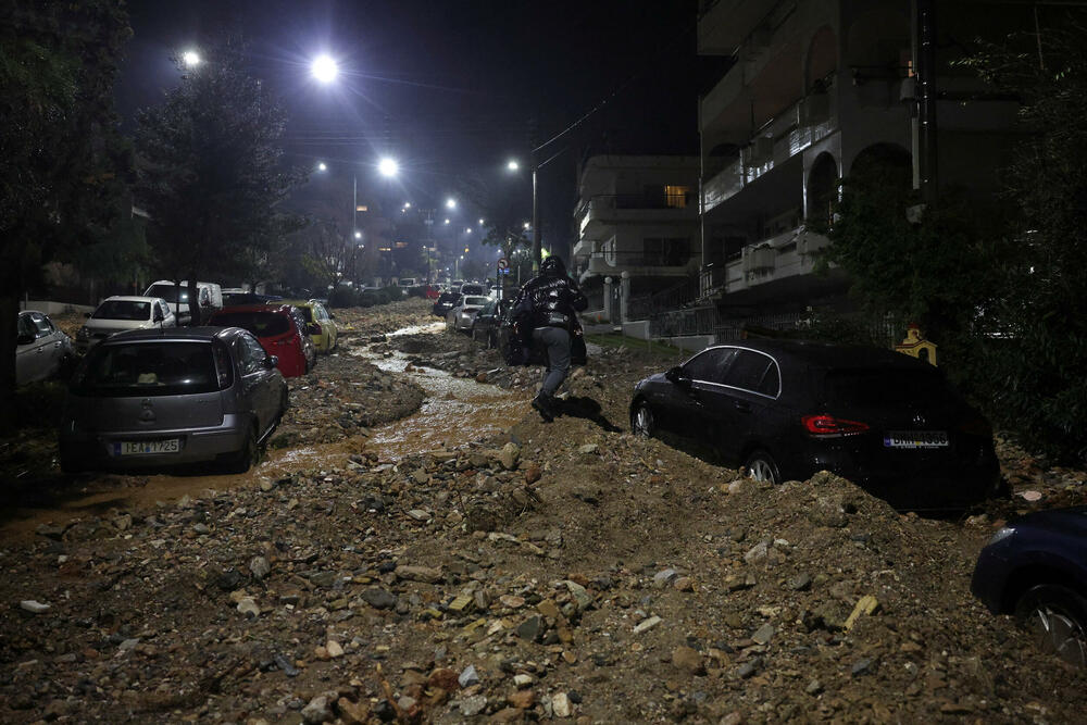 <p>Vatrogasna služba primila je stotine poziva da ispumpa vodu iz poplavljenih objekata u Atini. Očekivalo se da će se nevrijeme danas premjestiti na istočni dio zemlje</p>