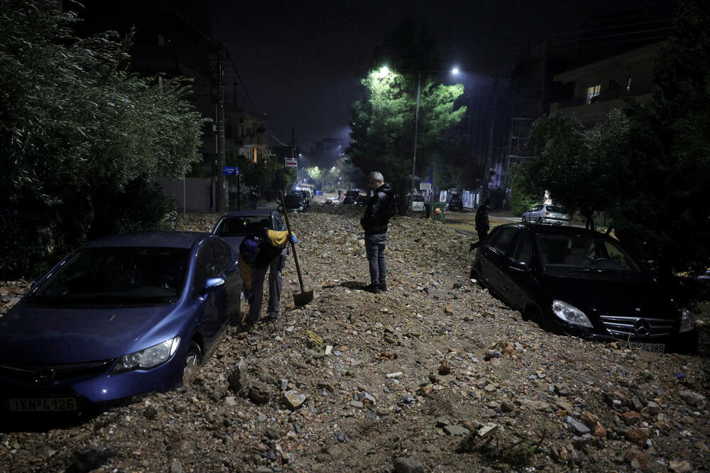 <p>Vatrogasna služba primila je stotine poziva da ispumpa vodu iz poplavljenih objekata u Atini. Očekivalo se da će se nevrijeme danas premjestiti na istočni dio zemlje</p>