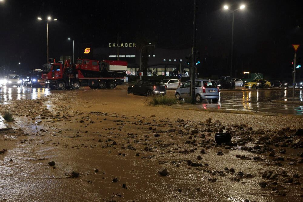 <p>Vatrogasna služba primila je stotine poziva da ispumpa vodu iz poplavljenih objekata u Atini. Očekivalo se da će se nevrijeme danas premjestiti na istočni dio zemlje</p>