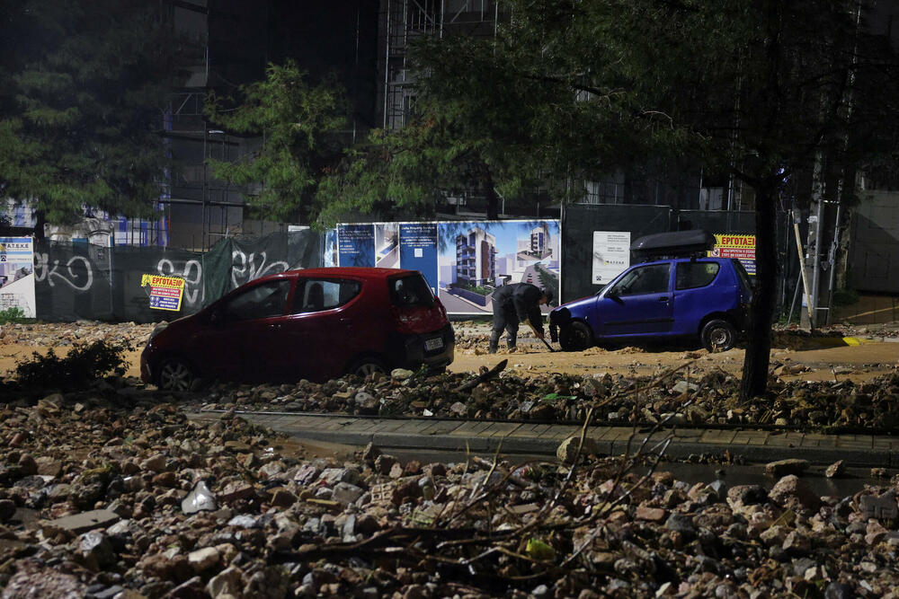 <p>Vatrogasna služba primila je stotine poziva da ispumpa vodu iz poplavljenih objekata u Atini. Očekivalo se da će se nevrijeme danas premjestiti na istočni dio zemlje</p>